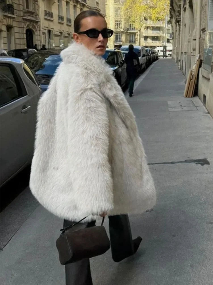 Manteau court en fausse fourrure "La Parisienne"