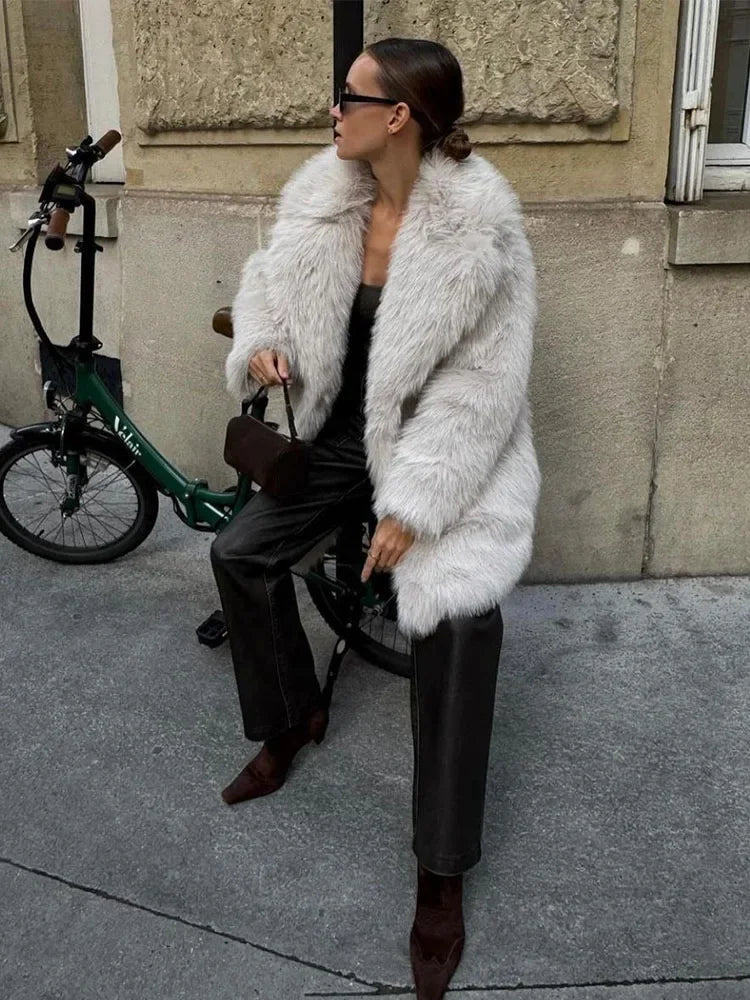 Manteau court en fausse fourrure "La Parisienne"