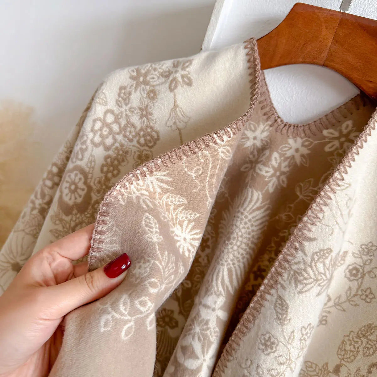 Poncho réversible effet cachemire à motif floral - Beige