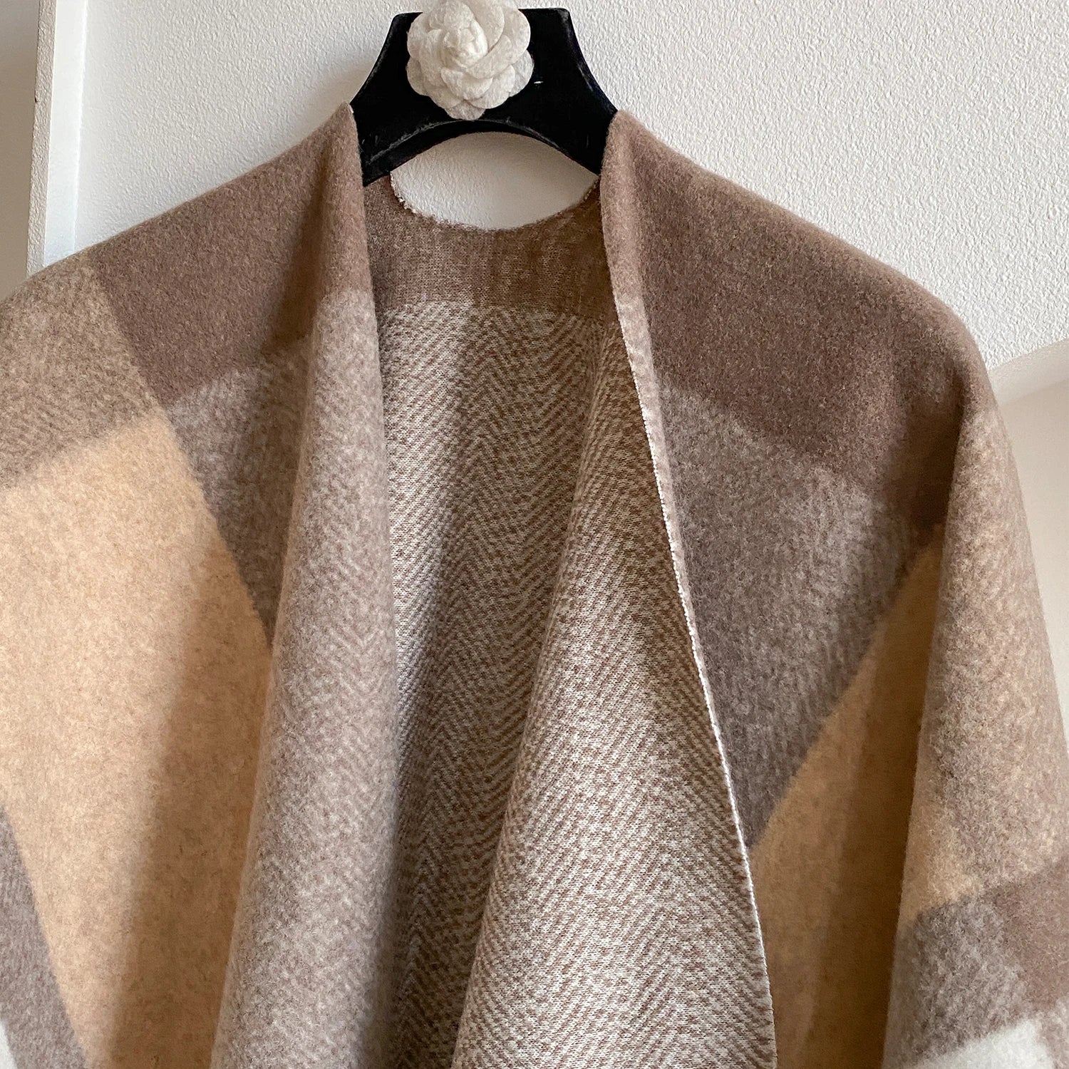 Poncho à carreaux effet cachemire – Marron clair
