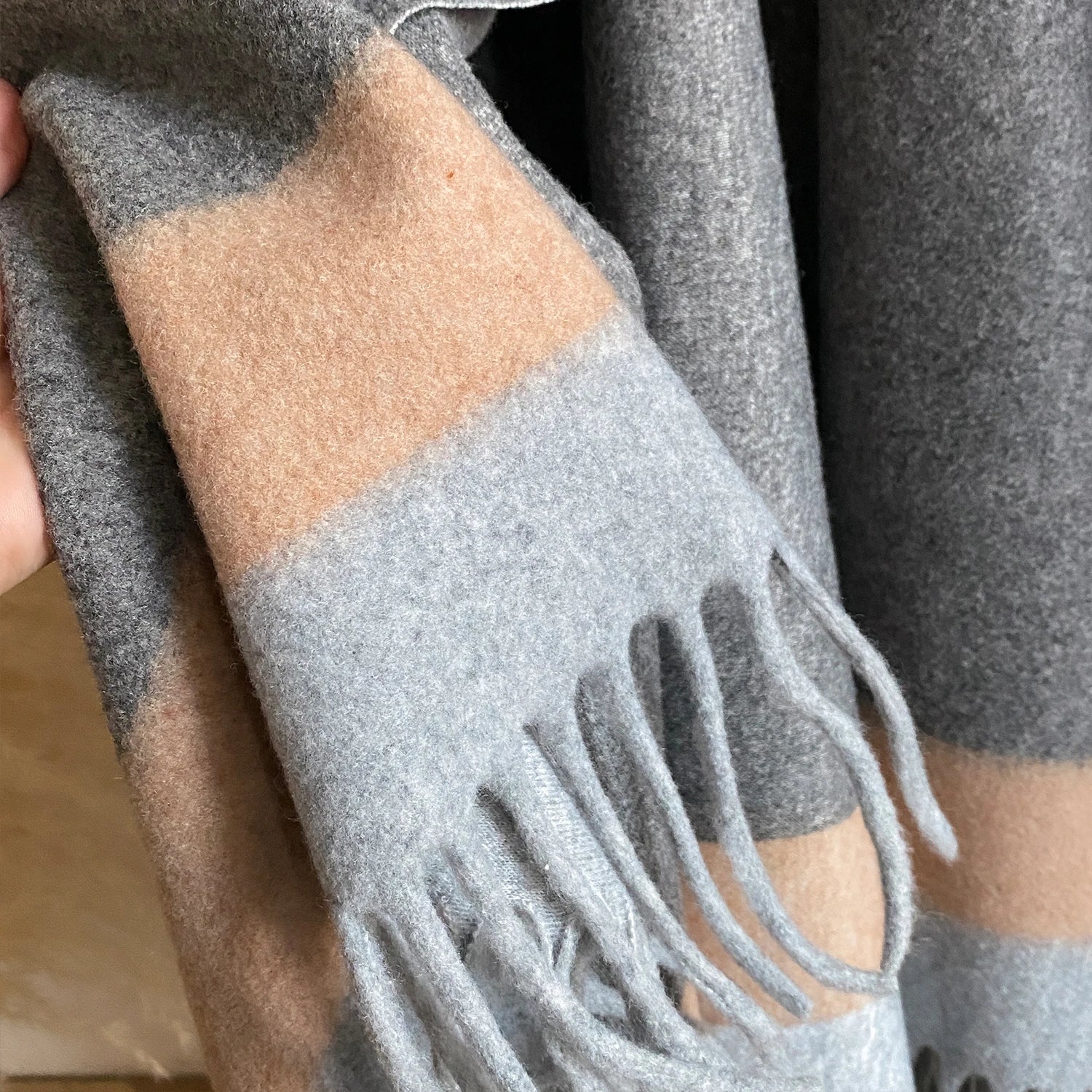 Poncho à carreaux effet cachemire – Gris