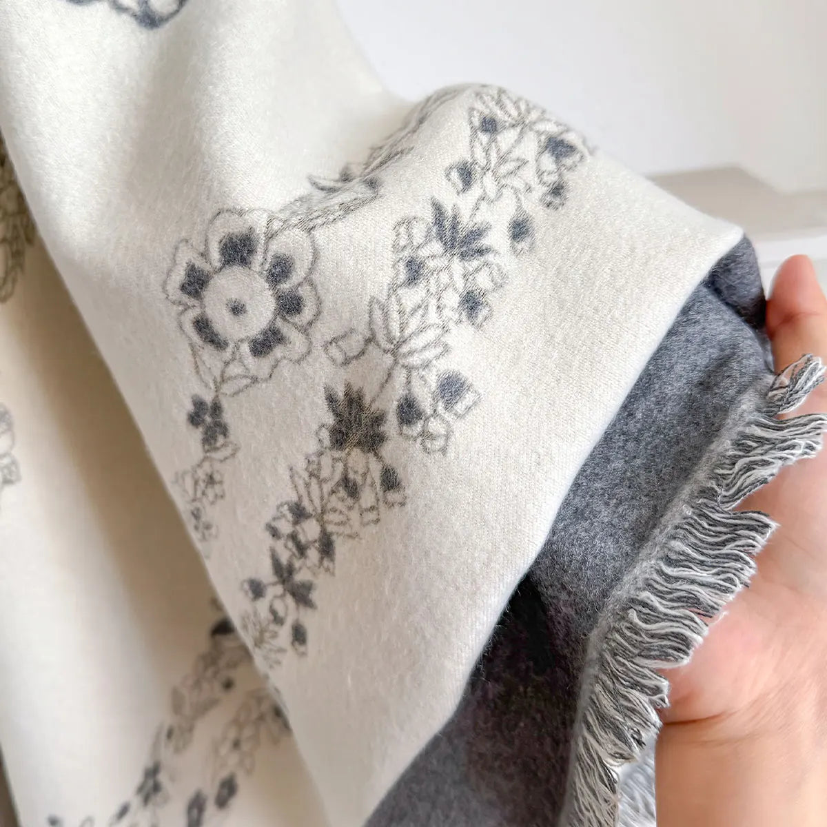 Poncho réversible effet cachemire à motif floral - Gris