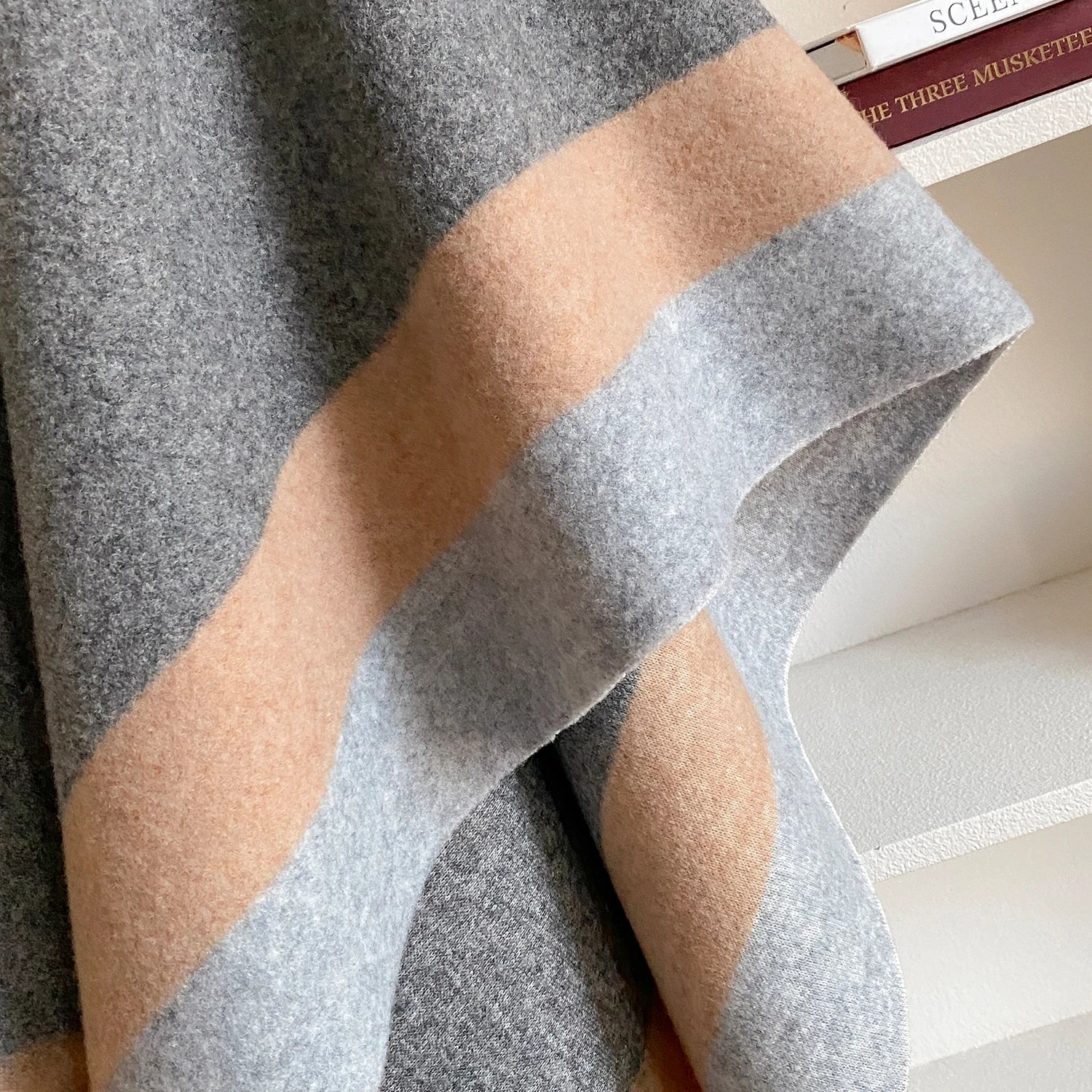Poncho à carreaux effet cachemire – Gris